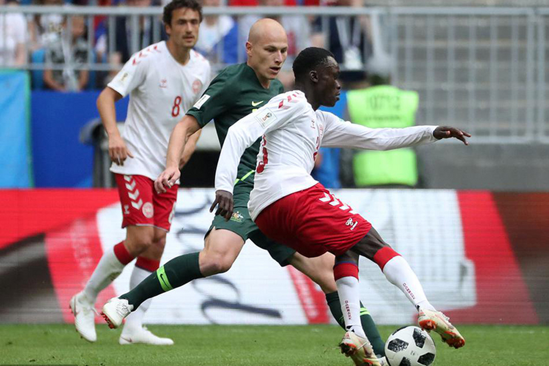 关于法国队轻取丹麦队，马琳统治全场的信息