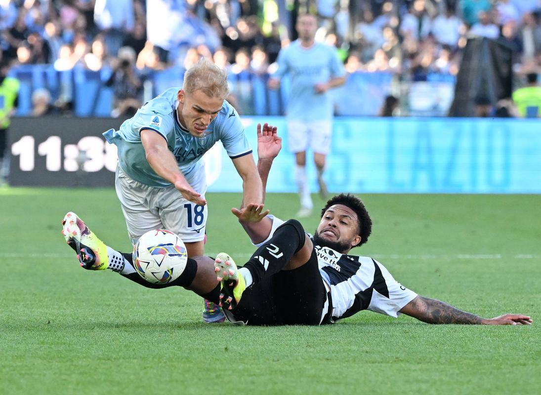 关于拉齐奥对战尤文图斯争夺联赛领头羊位置激烈角逐的信息