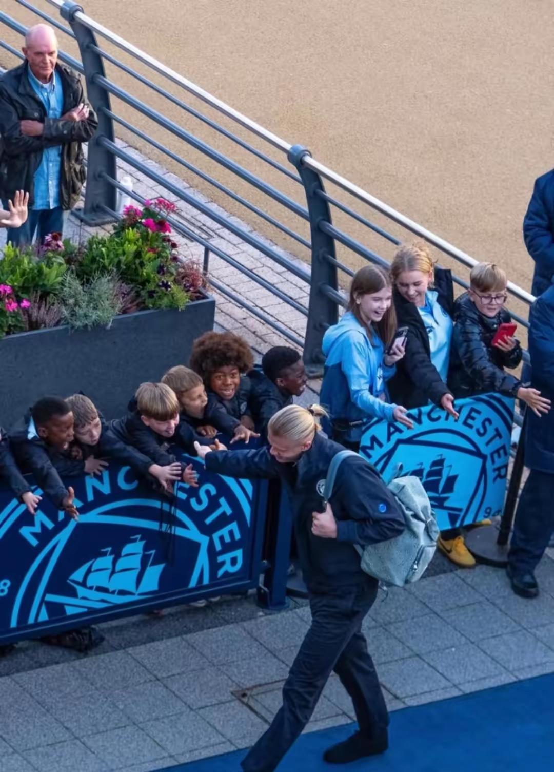 包含曼城前锋斯特林上演帽子戏法，助球队大胜的词条