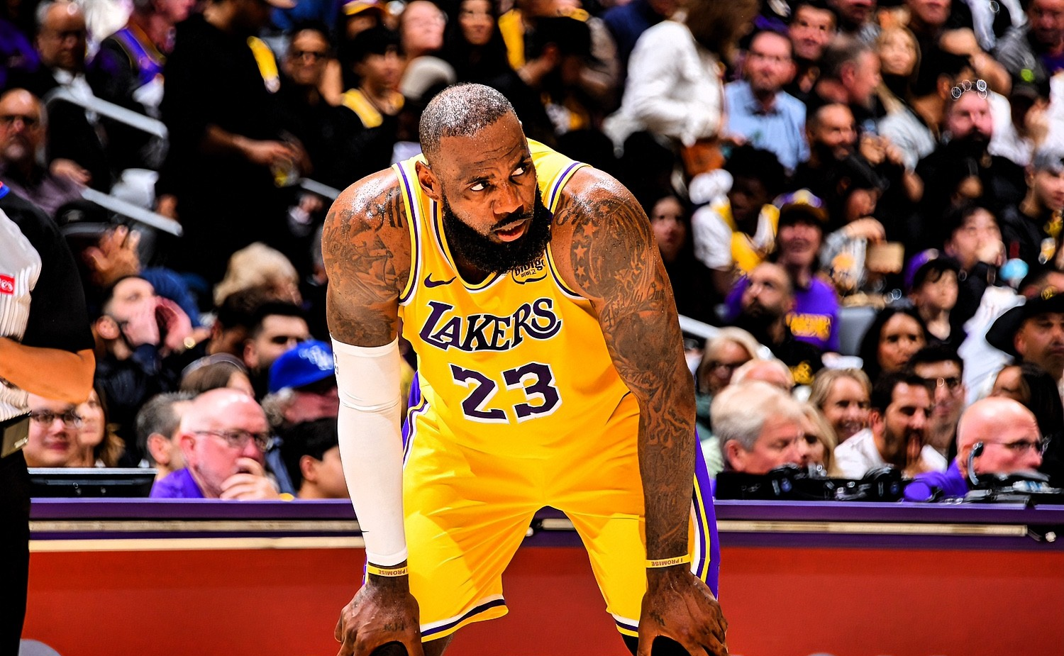 湖人遭遇爵士逆转，詹姆斯高难度单打无济于事的简单介绍