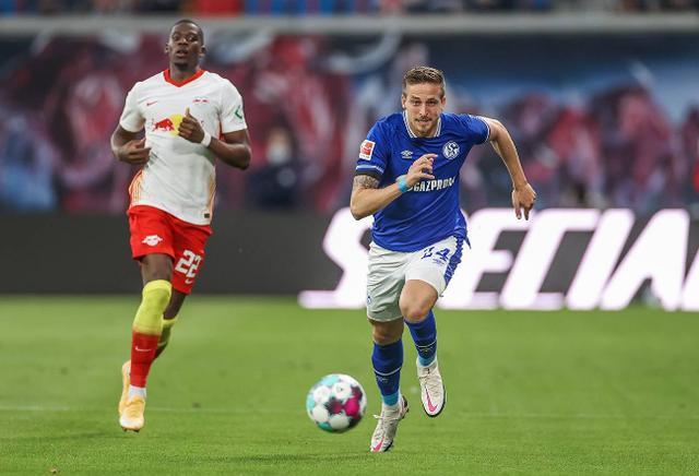 沙尔克后卫连续失误，导致球队连败的简单介绍