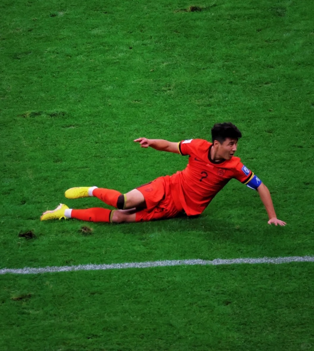 包含球场上挥汗如雨，球员们战斗到底的词条