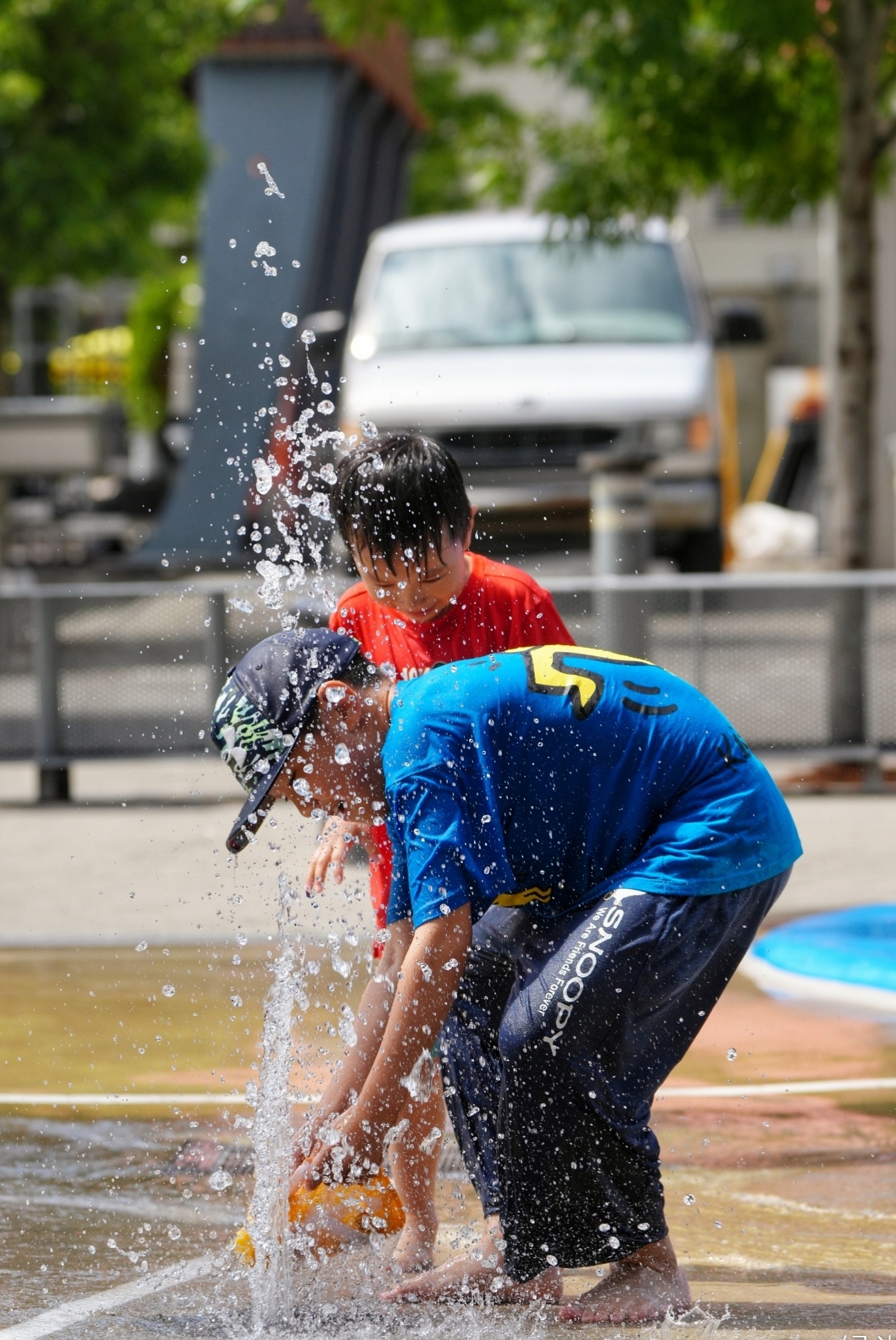包含惊险瞬间频现，球员们奋力拼搏的词条
