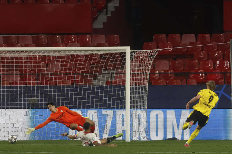 包含沙尔克抢走客场胜利，逼近前四位置的词条