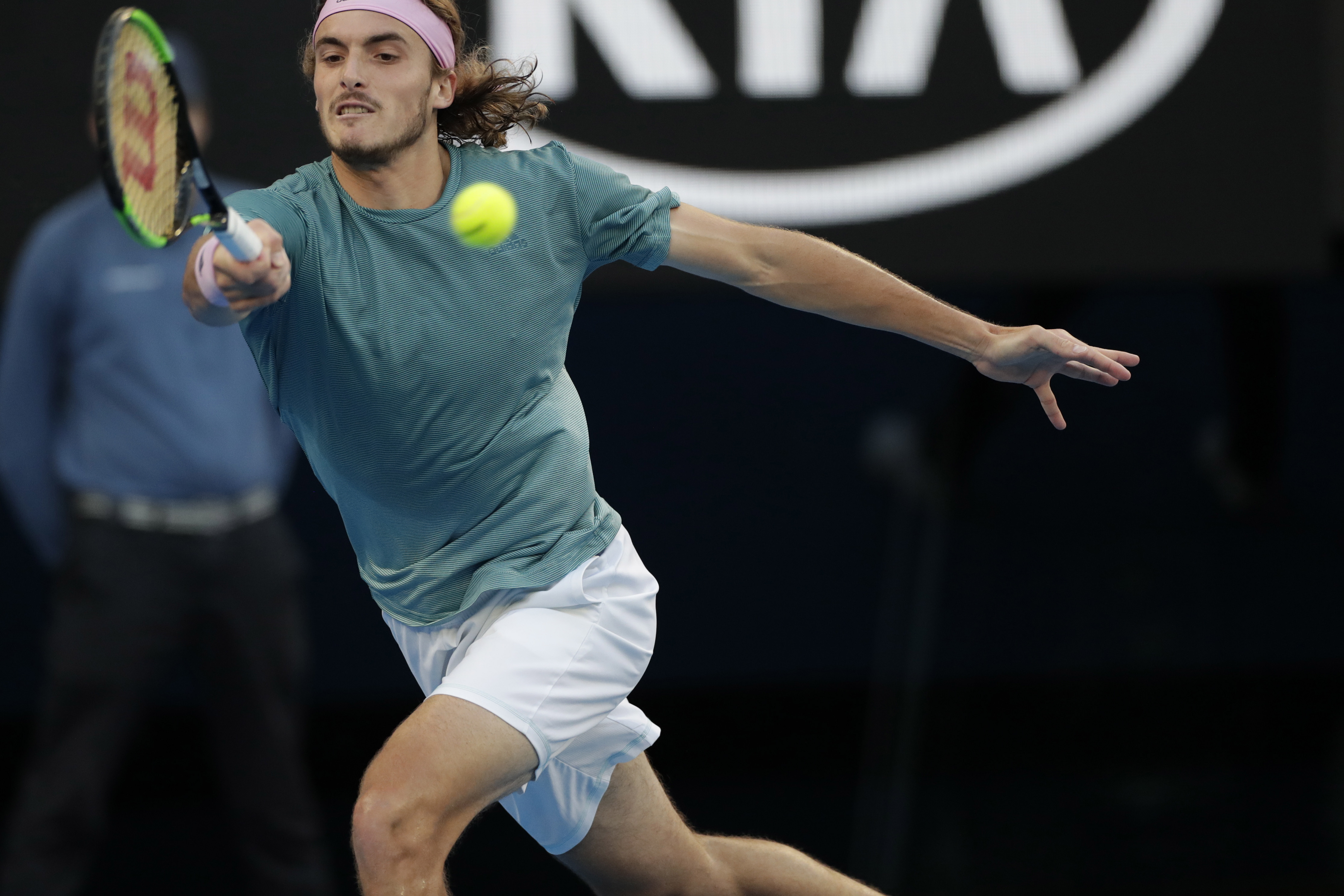 包含英国网球队险胜美国网球队，西西帕斯关键制胜的词条