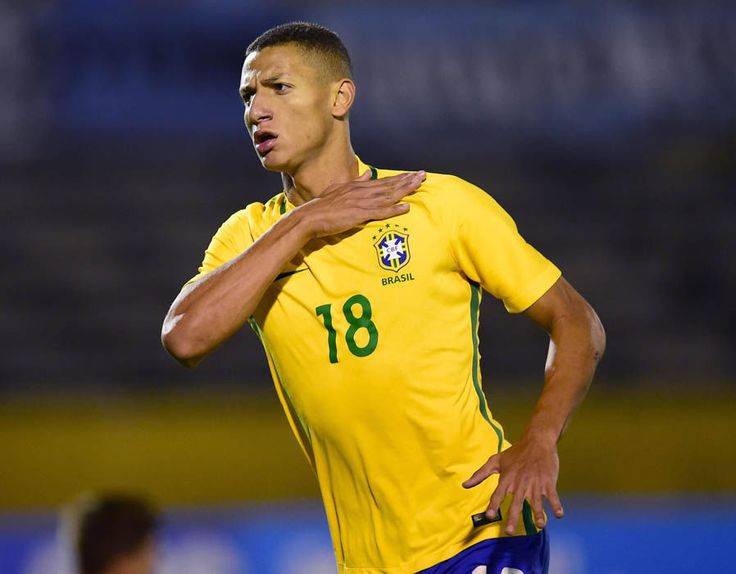 包含奇才鏖战加拿大男篮，米切尔完成帽子戏法的词条