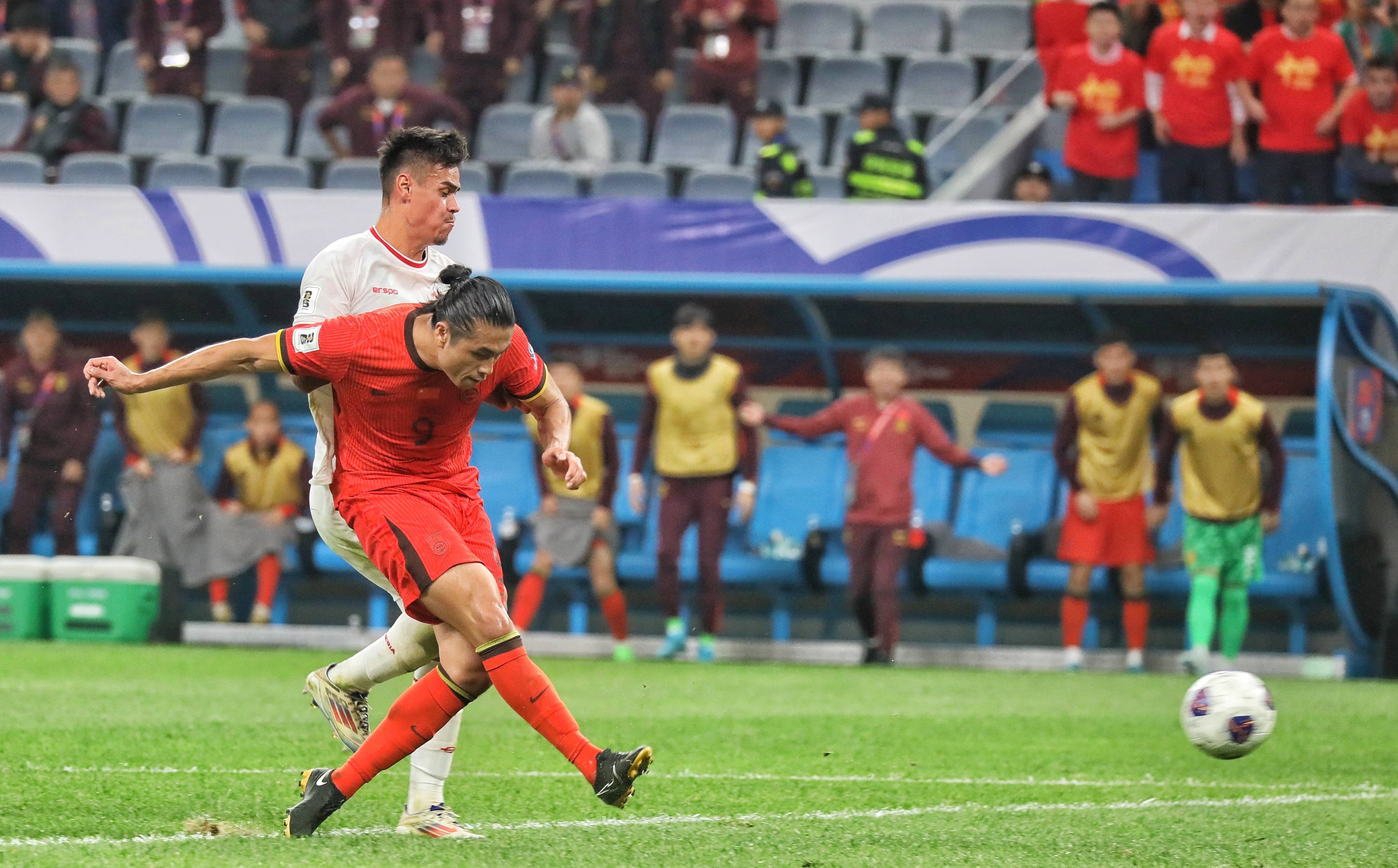 国内选手在比赛中表现出色，助力赢得胜利