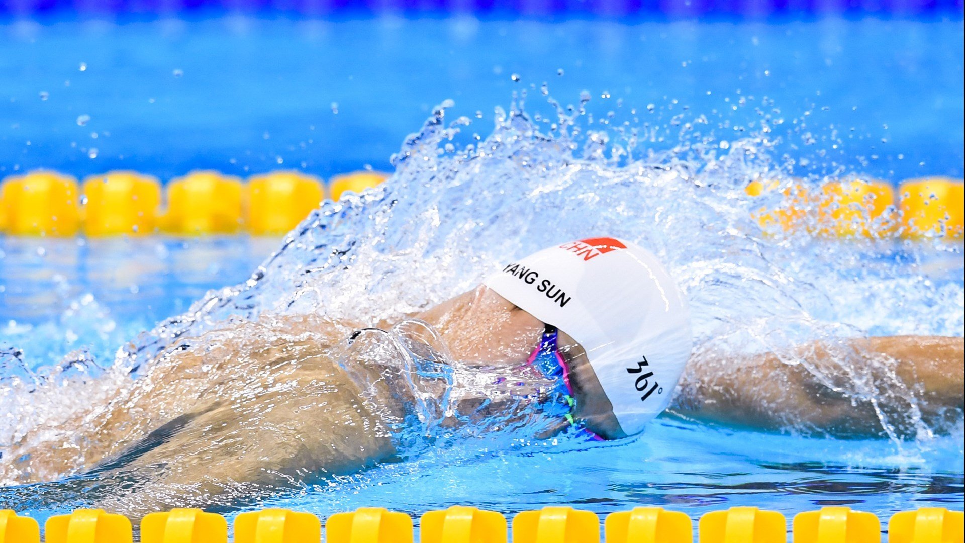 跨越时空的竞技场,哈兰德连续得分拉开差距,中国拿下佛罗伦萨